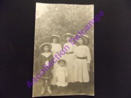 Carte Photo Famille Larassine ( Marseille ) Les Filles En Tenues Avec Les Chapeaux - Genealogie