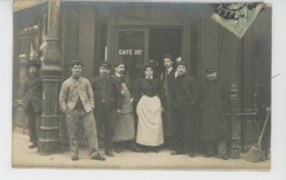 PHOTOS - COMMERCE - CAFÉ - Belle Carte Photo Animée Clients Et Employés Posant Devant Un Café Postée à PARIS En 1907 - Cafés