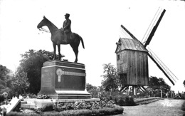 59 - Cassel - La Statue Du Maréchal Foch Et Le Vieux Moulin (Edit. Mage) - Cassel