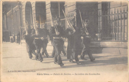 PARIS VECU- PALAIS DE JUSTICE, LA RELEVE DES SENTINELLES - Autres & Non Classés