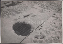 Cca 1933 Kinszki Imre (1901-1945): Eingeschneit, Aláírt Vintage Fotóművészeti Alkotás, 12x17,5 Cm - Andere & Zonder Classificatie