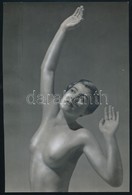 1937 Nyújtózkodás, Erotikus Fotó, Hátoldalon Pecséttel Jelzett, Retusált, 22×15 Cm - Otros & Sin Clasificación