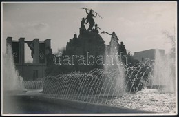 1941 Budapest, A Nemzetközi Vásáron Együtt A Horogkereszt és A Vörös Csillag A Német és Szovjet Pavilonon A Városligetbe - Otros & Sin Clasificación