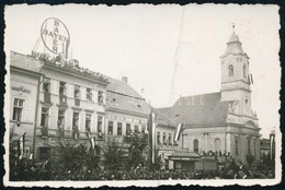 1940 Kolozsvár, Bevonulás, Utcarészlet A Lutheránus Templommal, A Házakon Nemzeti Színű Zászló, Bayer Gyógyszerreklám, B - Otros & Sin Clasificación