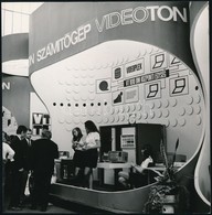 1973 Budapesti Nemzetközi Vásár Videoton Stand, Novotta Ferenc Pecséttel Jelzett Fotója, 18×18 Cm - Otros & Sin Clasificación