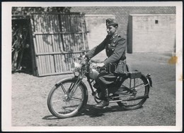 Cca 1942 Magyar Katona Motorkerékpáron, Fotó, Kis Folttal, 7,5×10,5 Cm / Hungarian Soldier With Motorcycle, Photo - Otros & Sin Clasificación