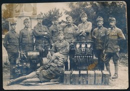 1917 Szlanikfürdő (Erdély), Csoportkép Rádiósokról, Aggregátorral, Akkumulátorokkal, Hátoldalon Feliratozott Fotó, 8×11, - Sonstige & Ohne Zuordnung