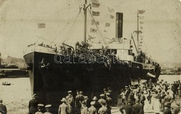* T2/T3 'SS Ceuta' German Steamship Of The Oldenburg Portuguese Line At The Port, Crowd Cheering. Photo (kopott Sarkak / - Ohne Zuordnung