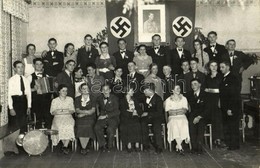 * T2 Adolf Hitler Portréja és Horogkeresztes Molinók Alatt Megrendezett Bankett Endingen Am Kaiserstuhl-ban / Banquet He - Unclassified