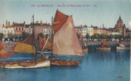 17 - LA ROCHELLE - Barques De Pèche Dans Le Port - La Rochelle