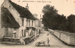 Delcampe - 14. CPA. ARROMANCHES.  Vieilles Maisons, Homme Et Sa Brouette. 1924. - Arromanches