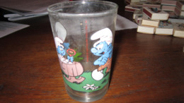 LES SCHTROUMPFS  VERRE 1984 BEBE SCHTROUMPF   PEYO 84-a1 - Schtroumpfs, Les - Los Pitufos