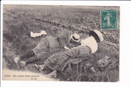 1506 - Un Repos Bien Mérité (couple Faisant La Sieste Au Bord Du Chemin) - Autres & Non Classés