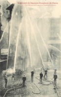 Delcampe - SAPEURS POMPIERS DE LA VILLE DE PARIS - Une Manœuvre à Eau à La Caserne Carpeaux. - Feuerwehr
