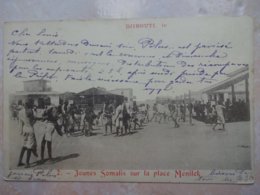 Delcampe - CPA DJIBOUTI Jeunes Somalis Sur La Place Ménilek - Beau Plan - Dschibuti