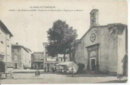 5405 - St-JEAN-DU-GARD - PLACE DE LA REVOLUTION, L'EGLISE ET LA MAIRIE   ( Animée ) - Saint-Jean-du-Gard