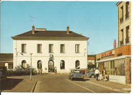 Delcampe - DOURDAN (Essonne 91) La Gare - Animation (café, Bar-tabac, Voitures, 2 CV Citroen ...) - Dourdan