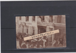 BILZEN-UNIEKE FOTOKAART-MANIFESTATIE-VEEL VOLK OP DE BEEN-CAFE DE LA JUSTICE+C.MAURISSEN NEG.-BEGIN 1900-TOP-ZIE 2 SCANS - Bilzen