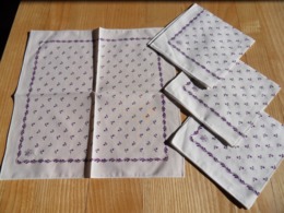 Lot De 4 Serviettes Coton Blanc Fleurs Imprimées Violettes  TBE - Autres & Non Classés