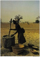 Carte Postale Afrique  Burkina Faso Jeune Femme Pilant Le Mil  Trés Beau Plan - Burkina Faso