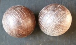 Une Paire De Boules En Bois  ( Diamètre 10 Centimètres ) - Bocce