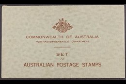 1934 COMMONWEALTH OF AUSTRALIA PRESENTATION PACK  A Greyish Folder Inscribed "Commonwealth Of Australia / Postmaster-Gen - Otros & Sin Clasificación