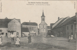 70 VAUCHOUX  HAUTE  SAONE    BELLE  CPA LA GRANDE RUE ET L'EGLISE - Sonstige & Ohne Zuordnung