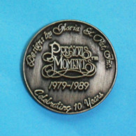 1 PIN'S // ** DESIGNS BY GLORIA & PAT INC / PRÉCIOUS™ MOMENTS // 1979 / 1989 // CÉLÉBRATING 10 YEARS ** .(LFBBP© 1989) - BD