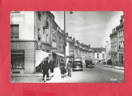 CPSM Petit Format -  Le Creusot   -(S. Et L. )  -  Rue Maréchal Leclerc -(auto , Voiture Peugeot 202 ) - Le Creusot