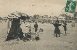 Enfants Jouant Au Diabolo  . American Flag On The Beach - Jeux Et Jouets