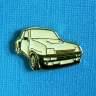 1 PIN'S //   ** RENAULT 5 MAXI TURBO / BLANCHE ** - Renault