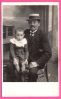 Cp Photo DELFORTERIE 29, Rue Neuve La Louvière - Père Avec Chapeau - Petit Garçon - Garçonnet - La Louvière