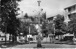 66 - VERNET LES BAINS : Place De La République Et Vieux Vernet ( Commerces ) CPSM Dentelée N/B Format CPA 1955 - Other & Unclassified