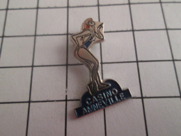 719 (pas 717)  PINS PIN'S / Beau Et Rare : Thème PIN-UPS / ROUSSE EN MAILLOT DE BAIN CASINO D'AMNEVILLE - Pin-ups