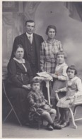 CARTE PHOTO. Famille VOISIN (Armand, Thérèse, Armande, Renée, Paulette, Cécile / Phot H. DANIEL (28) SANCHEVILLE (832h) - Autres & Non Classés