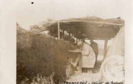 CPA 2826 - MILITARIA - Carte Photo Militaire - Du Front - Poilu Dans La Tranchée - Cabinet De Lecture - Characters