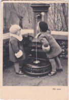 Carte Postale Ancienne Enfants Buvant à La Fontaine - Taferelen En Landschappen