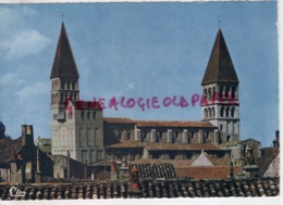 71 - TOURNUS - EGLISE SAINT PHILIBERT -VUE D' ENSEMBLE SUR LES CLOCHERS ET LA NEF - Autres & Non Classés