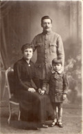 CPA 2833 - MILITARIA - Carte Photo Militaire - Soldat Avec Femme Et Enfant - Personnages