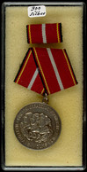 DDR, Verdienstmedaille Der Nationalen Volksarmee 1956, Silber, Mit Punze 900, Ohne Verleihungsnummer, Am Band, Zustand I - Sonstige & Ohne Zuordnung