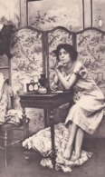 Parisiennes Fin De Siècle N°8 . Jeune Femme Dans Maison Close( Edit. E.S. Paris = Repro?) - Autres & Non Classés