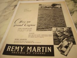 Delcampe - ANCIENNE PUBLICITE OFFREZ UN GRAND COGNAC REMY MARTIN  1954 - Alcools