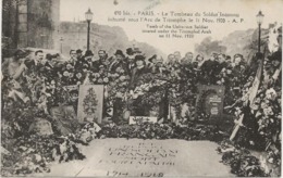 PARIS - LE TOMBEAU DU SOLDAT INCONNU INHUME SOUS L'ARC DE TRIOMPHE LE 11 NOV 1920 - Triumphbogen