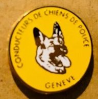 CONDUCTEURS DE CHIENS DE POLICE - GENEVE - SUISSE - GENFER POLIZEI- BERGER ALLEMAND - DOG-HUND- FOND JAUNE - (22) - Politie