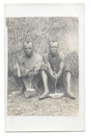 AFRIQUE NOIRE ETHNOLOGIE Carte Photo Deux Hommes Allumant Le Feu ? - Afrika