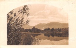 Non Localisé.   Amérique Du Sud      .       Vue Sur Rivière Ou Lac. En Fond Une église         (voir Scan) - Autres & Non Classés