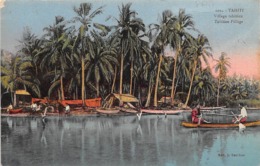 Océanie.  Polynésie Française    . Tahiti  Un Village         (voir Scan) - Tahiti
