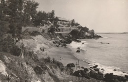 Photographie. Construction. Pied Sur Mer.  Arbres. Mer. Plage. A Identifier. Etat Moyen. - Lugares