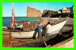 PERCÉ, QUÉBEC - VUE À TRAVERS DE LA PLAGE NORD - ANIMÉE - PUB. BY H.V. HENDERSON - - Percé