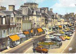 50 VILLEDIEU LES POELES Place De La République ( Bon Plan Commerces Automobiles ) Jolie CPSM Dentelée Colorisée GF 1965 - Villedieu